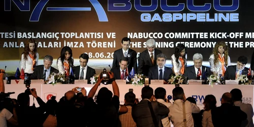 Nabucco Vest este expresia reducerii proiectului Nabucco la dimensiunile sale comerciale în actualele circumstanțe economice, pe fondul eroziunii progresive a capitalului său politic, explică expertul în probleme energetice Radu Dudău.  