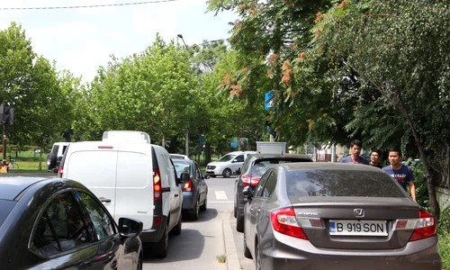 Ultimul semafor de pe strada Șos  Fabrica de Glucoză este obturat de crengi jpeg