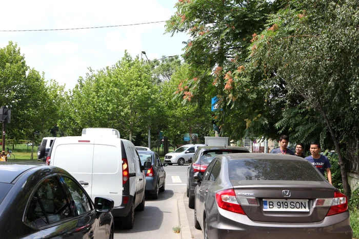 Ultimul semafor de pe strada Șos. Fabrica de Glucoză este obturat de crengi