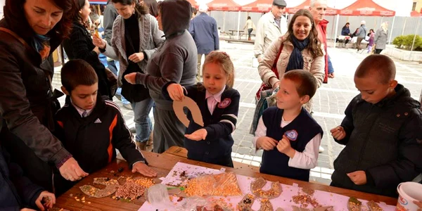 Piaţa Sfatului a devenit bazar hand-made. FOTOPrimăria Braşov