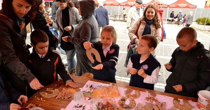 Piaţa Sfatului a devenit un mare atelier de creaţie. FOTOPrimăria Braşov