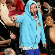 Adam Sandler, în hanorac și pantaloni scurți sport, la Premiile Oscar jpeg