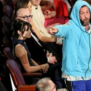 Adam Sandler, în hanorac și pantaloni scurți sport, la Premiile Oscar jpeg