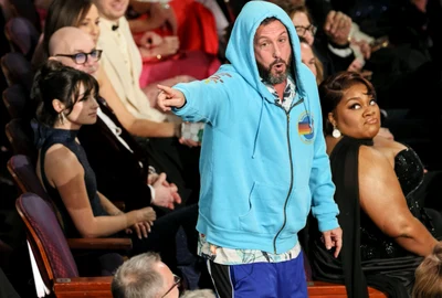 Adam Sandler, în hanorac și pantaloni scurți sport, la Premiile Oscar jpeg