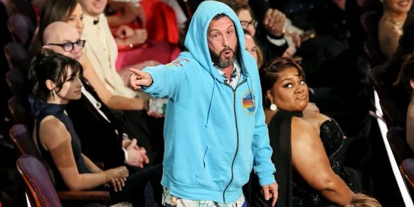 Adam Sandler, în hanorac și pantaloni scurți sport, la Premiile Oscar jpeg