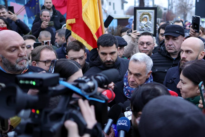 Peste 100 de susținători au venit să voteze alături de Călin Georgescu/FOTO: Inquam photos
