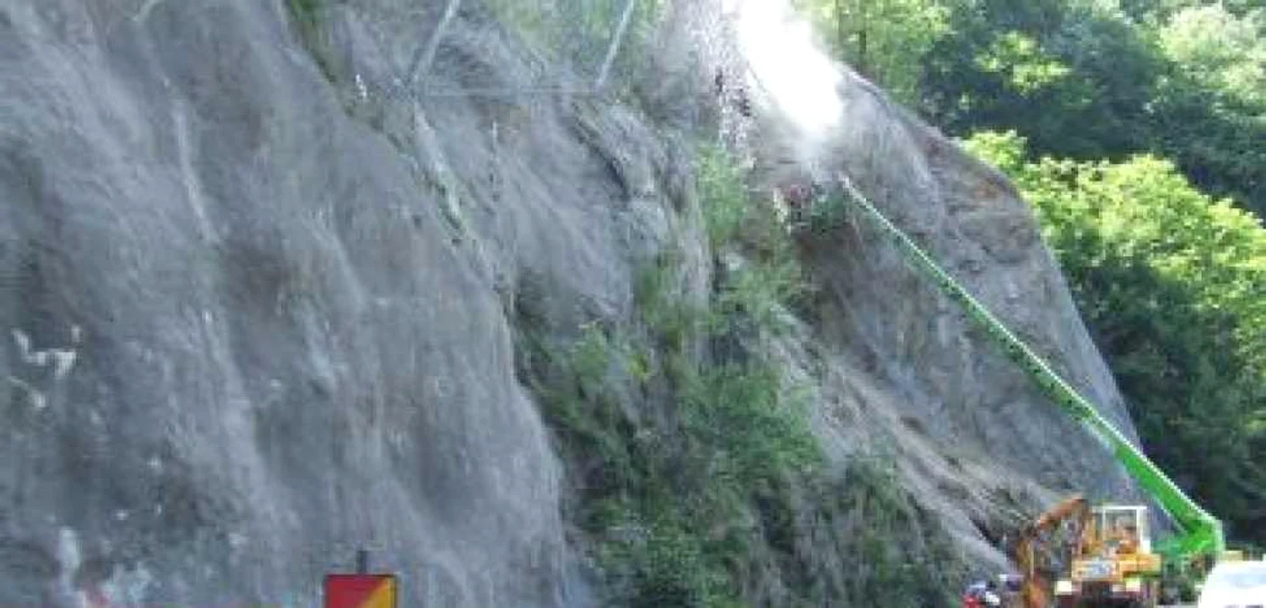 Râmnicu Vâlcea: Şoferii de pe Valea Oltului, puşi în pericol de căderile de stânci