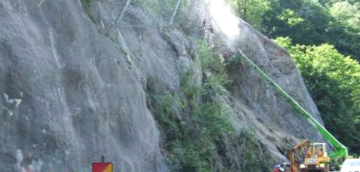 Râmnicu Vâlcea: Şoferii de pe Valea Oltului, puşi în pericol de căderile de stânci