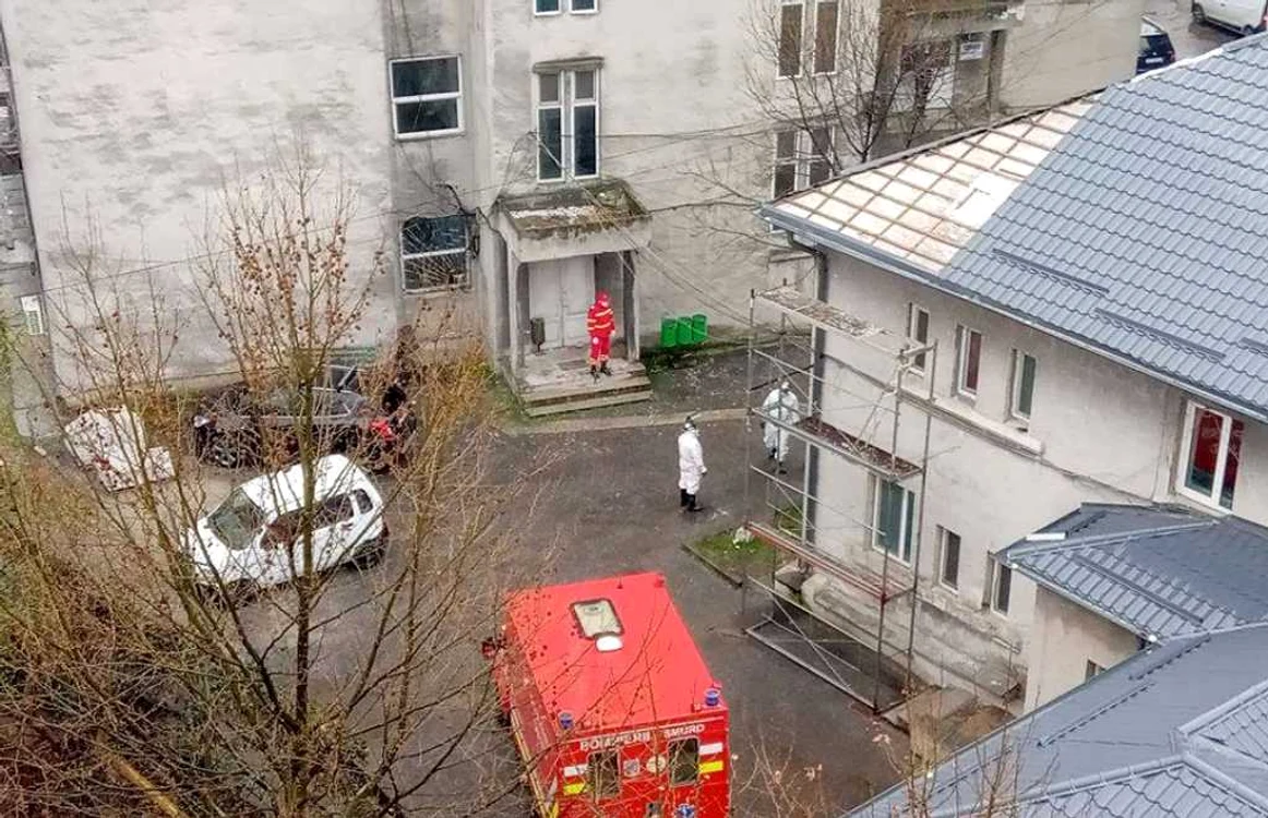 Un internaut a surprins autospeciala echipată care l-a adus pe copil la SJU Slatina FOTO: Facebook/Slatina