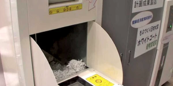 După ce este introdusă în aparatură, hârtia este tocată
