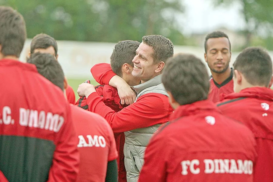 
    Antrenorul dinamovist şi elevul său Dorin  Rotariu s-au împăcat (foto: www.fcdinamo.ro / Octavian Cocoloş)  