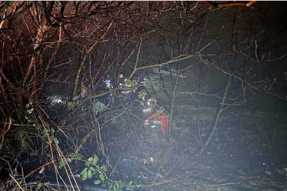 Mașină căzută în Jiu: femeie de 55 de ani scoasă în șoc hipotermic