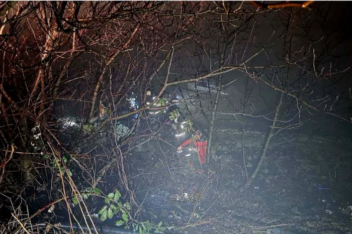 Amplă intervenţie pentru scoaterea victimei şi a maşinii. FOTO: ISU Gorj 