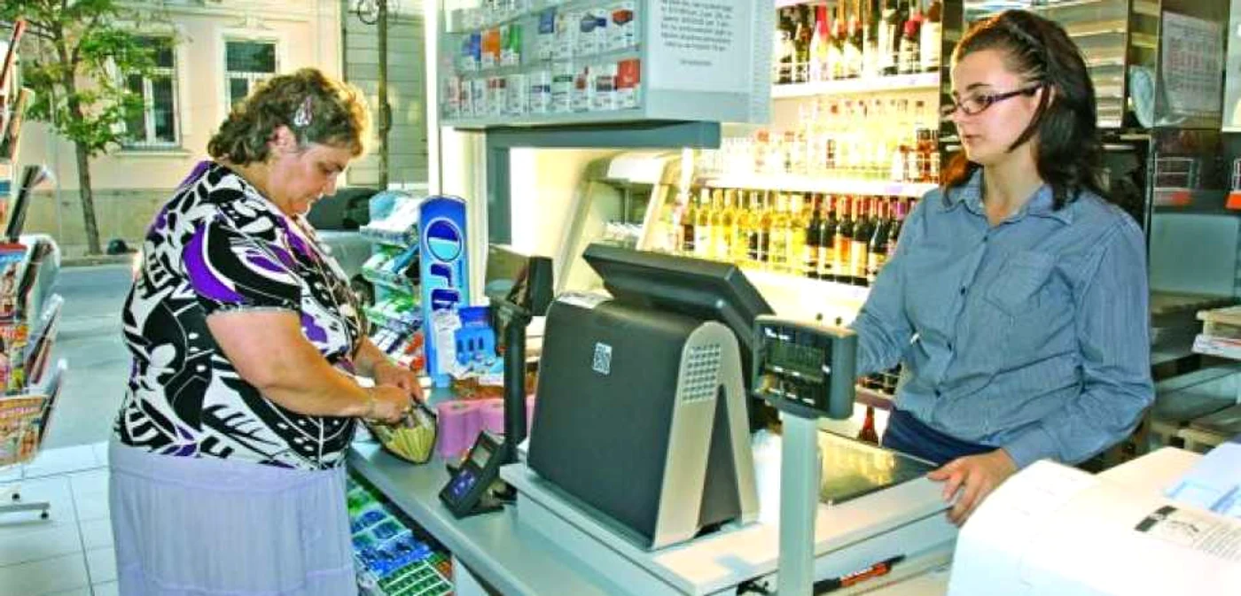 Unele dintre cele mai mici salarii sunt în comerţ. FOTOArhivă.