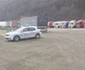 Imagini de la operaţiunea de scoatere a TIR-ului cu maşini căzut în râul Olt pe DN7 în Vâlcea - TIR-urile oprite în parcare la Câineni Foto Adevărul