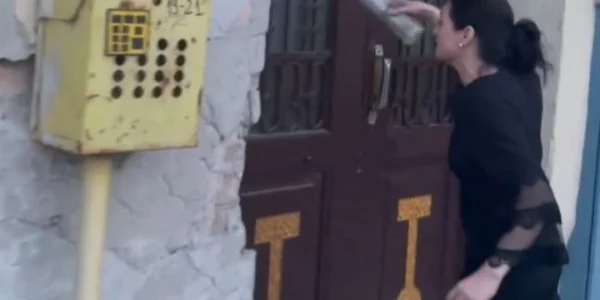 Femeia aruncă cu urină pe poartă FOTO