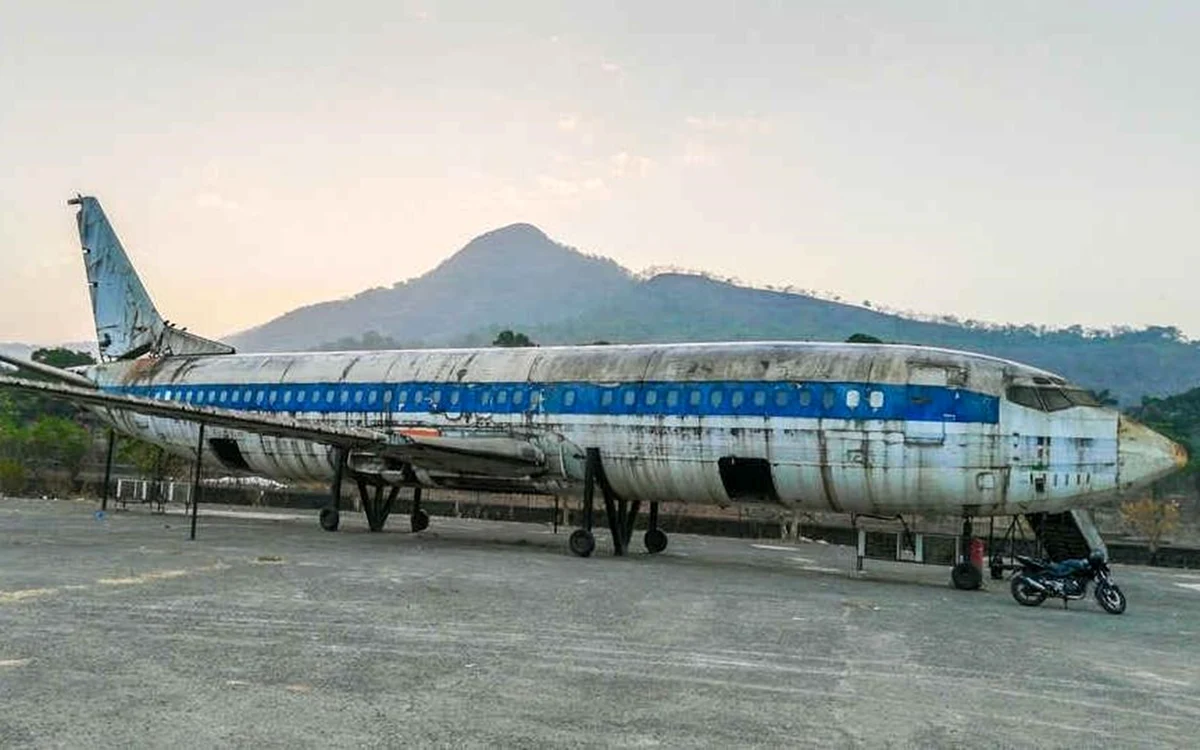Avionul pare din exterior extrem de afectat de timp, dar interiorul șochează.Foto: Horsepower Cartel