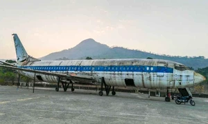 abandonded plane boeing737 jpg