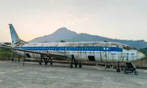 abandonded plane boeing737 jpg
