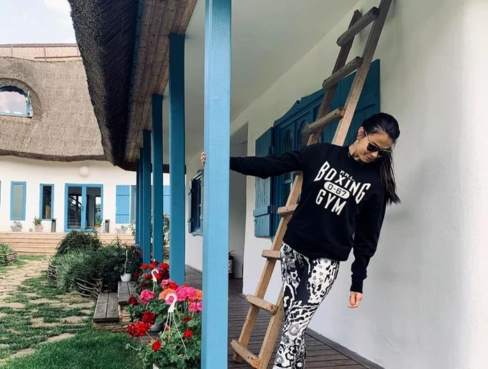 
    Anca și Adi, alături de copiii lor, Noah, Ava și Moise   