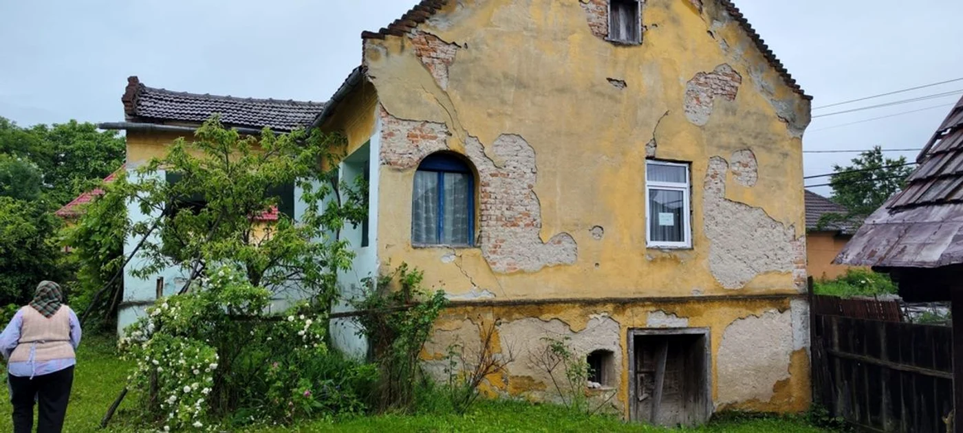 Așa arăta casa când a fost cumpărată / foto: social media 