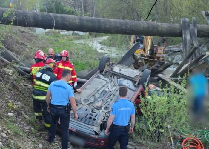 Mașina a căzut în râu FOTO: ISU Suceava