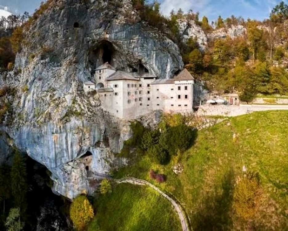 Castelul Predjama din Slovenia. Foto: Profimedia Images   