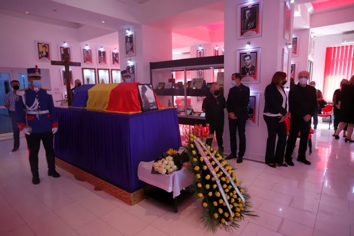 
    Sicriul a fost  învelit în  steagul României  