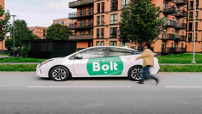 Un bărbat merge spre un Bolt
