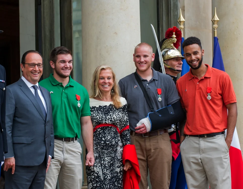 Preşedintele francez Francois Hollande soldatul american Alek Skarlatos, ambasadorul American Jane D. Hartley, soldatul Spencer Stone (cu mâna în ghips) şi studentul Anthony Sadler pozează la palatul Elysee în Paris, după ce preşedintele i-a decorat cu medalia Legiunea Franceză de Onoare FOTO AP