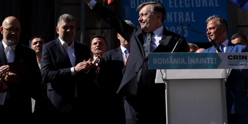 Crin Antonescu, candidat la alegerile prezidențiale, depune dosarul de candidatură și lista de semnături la sediul Biroului Electoral, în București. FOTO Inquam Photos / George Călin