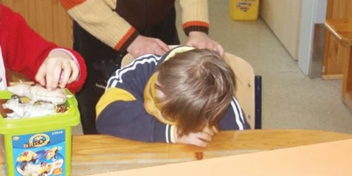 Copila de trei ani a fost la un pas să moară de frig