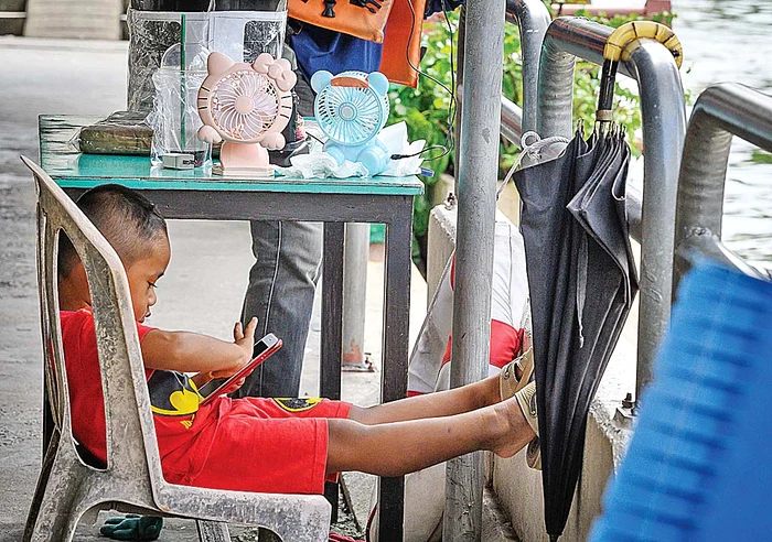 Epavele de Boeing 747 au început  să fie populate începând în 2016