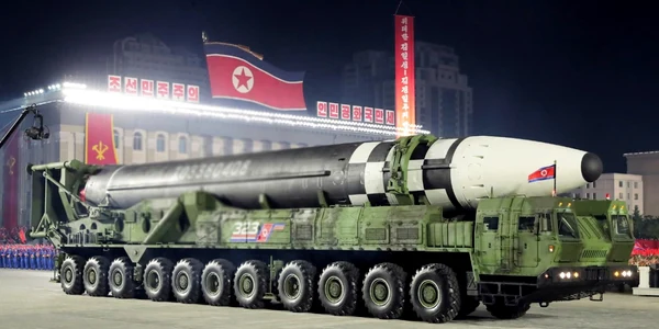 Kim Jong-un a prezentat cel puţin patru rachete balistice la parada militară a Partidului Muncitoresc FOTO EPA-EFE