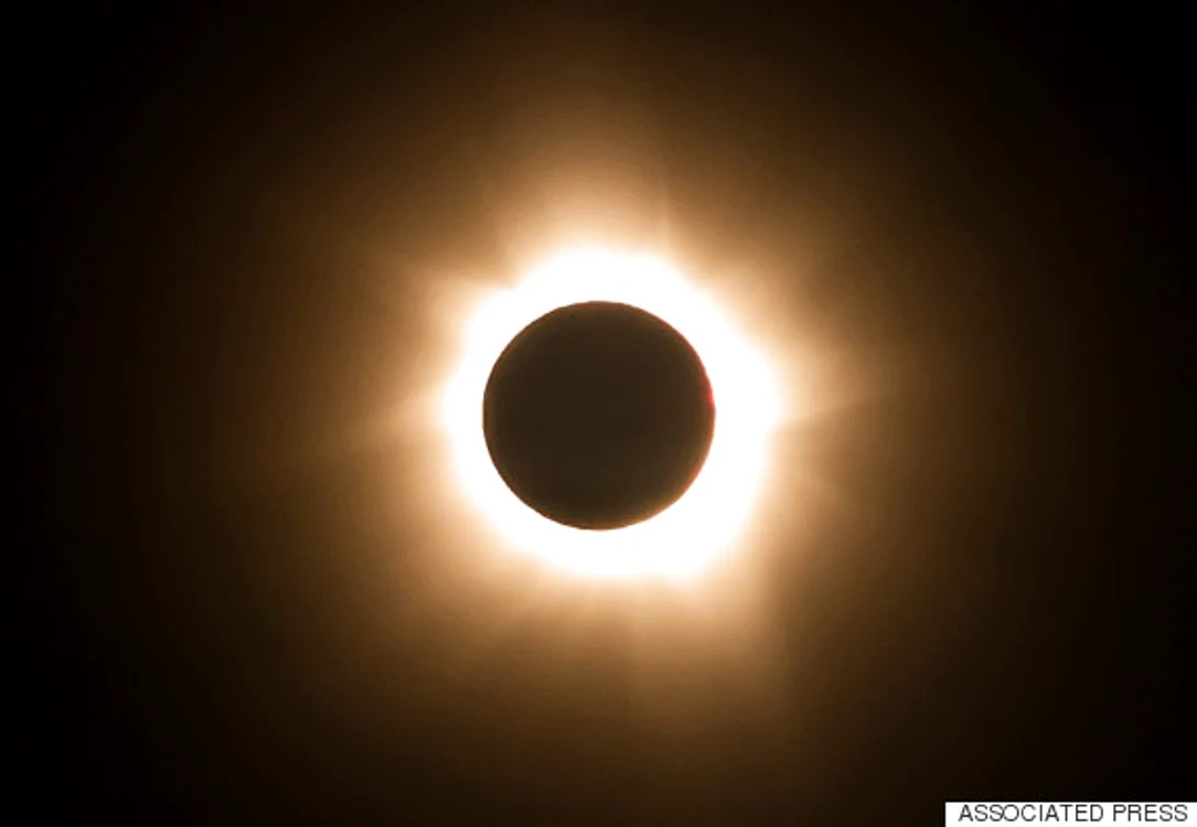 
    Pentru două ore, Soarele va fi acoperit de Lună  