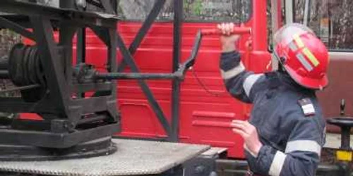 Pompierii au scos-o pe femeie din fântână după 25 de minute 