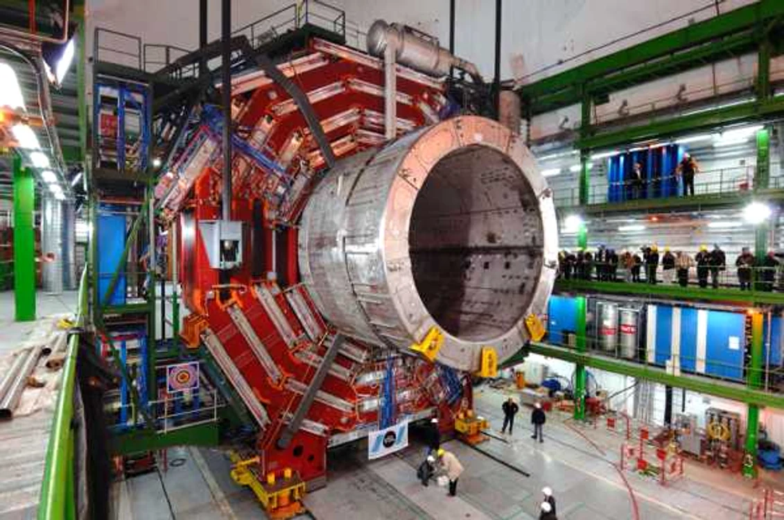 
    Acceleratorul de particule de la Geneva  