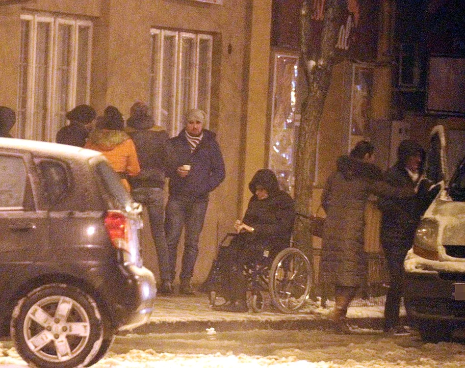 Maestrul așteaptă să fie condus de Mona Radu spre peron