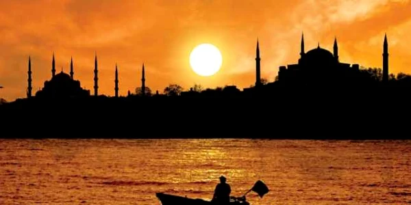 Farmecul irezistibil al  Istanbulului: bătrânul, marea, luna, Hagia Sofia, Moscheea Albastră, în acelaşi tablou  