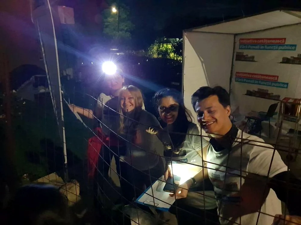La cortul „Fără penali în funcţii publice” de la Electric Castle s-au strâns semnături chiar dacă afară nu se vedea nimic. FOTO: MOna Varga