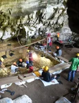 Cercetări arheologice în peștera Leang Bulu Bettue din sudul insulei Sulawesi, Indonezia (© Basran Burhan / Griffith University)