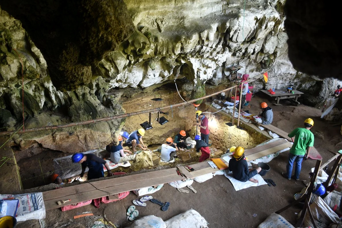 Cercetări arheologice în peștera Leang Bulu Bettue din sudul insulei Sulawesi, Indonezia (© Basran Burhan / Griffith University)