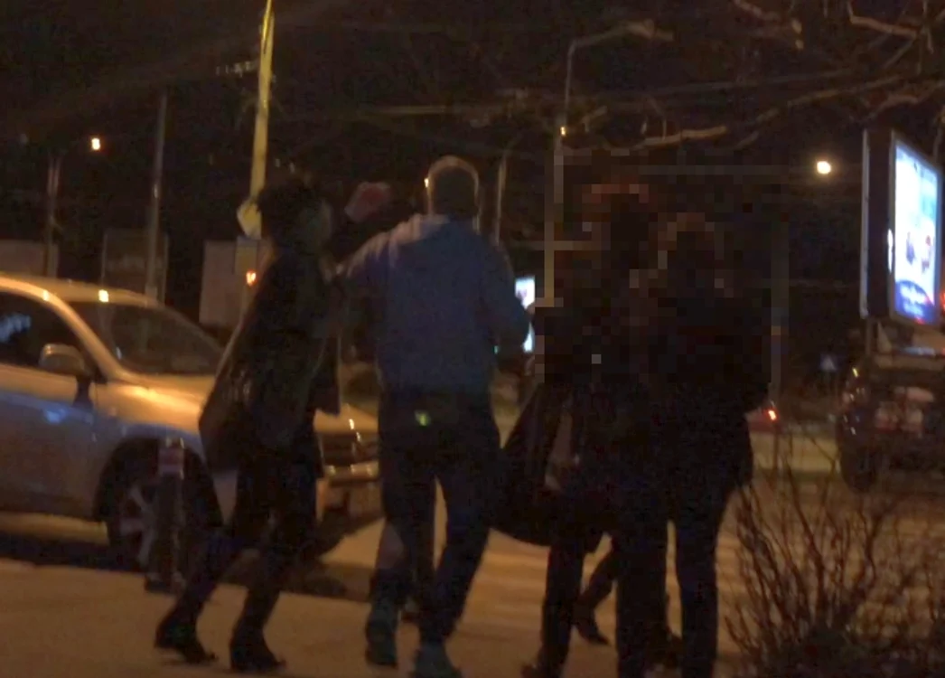 Soția lăutarului și amanta acestuia s-au certat în plină stradă. Două personae au intervenit să le despartă