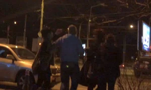 Soția lăutarului și amanta acestuia s au certat în plină stradă  Două personae au intervenit să le despartă jpeg