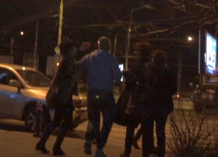 Soția lăutarului și amanta acestuia s-au certat în plină stradă. Două personae au intervenit să le despartă
