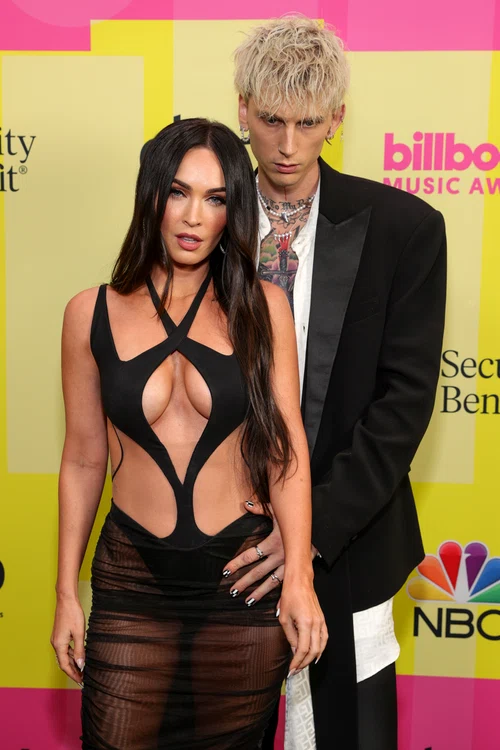Megan Fox şi  Machine Gun  Kelly şi-au băut  sângele unul  celuilalt