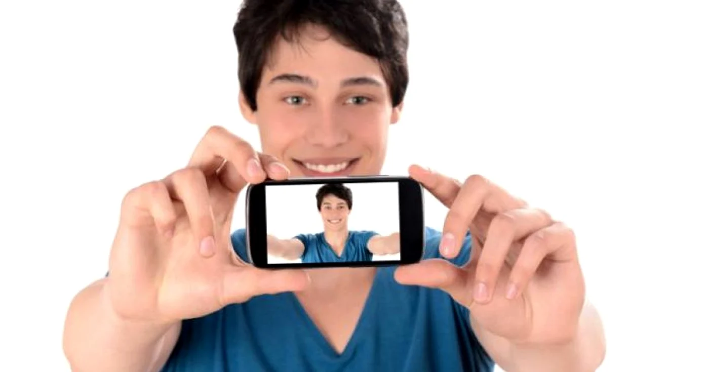Postarea selfie-urilor pe reţelele de socializare demască trasături antisociale FOTO medicalnewstoday.com