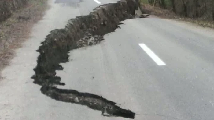 Groapa imensă a apărut la începutul săptămânii în drumul ce leagă localităţile Dieci şi Crocna din judeţul Aradfoto: România Tv