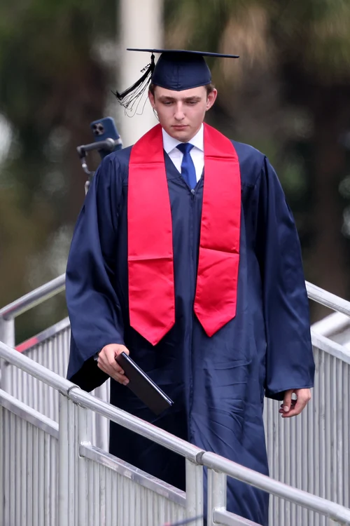 Pe lângă studiile de business, Barron începe să fie interesat și de politică.