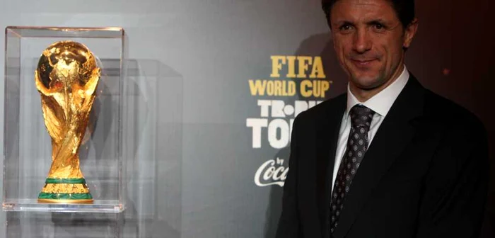 Gică Popescu, alături de trofeul dorit de milioane de fotbalişti